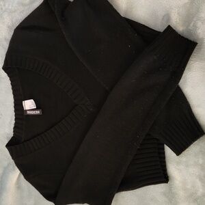 DIVIDED & H&M BLACK LONG SLEEVE CROPPED SWEATER SIZE S